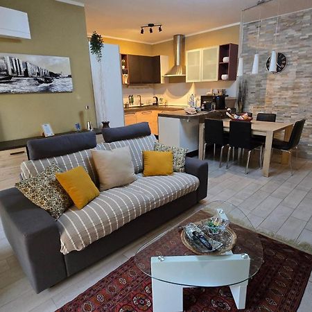 Varese Prime: Central Apartment with AC and Parking Near Train Station Exterior photo
