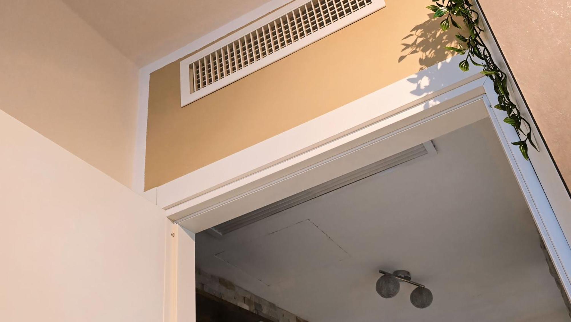 Varese Prime: Central Apartment with AC and Parking Near Train Station Exterior photo