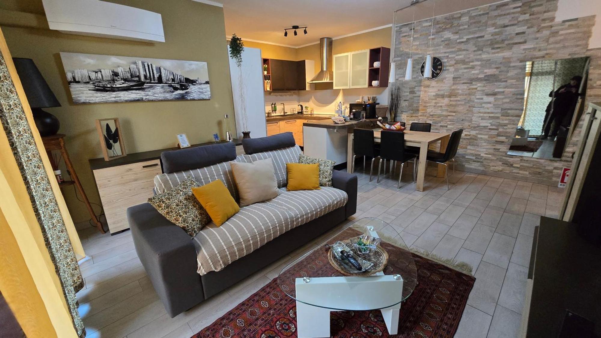 Varese Prime: Central Apartment with AC and Parking Near Train Station Exterior photo